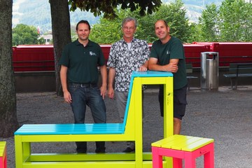 Von links: Thomas Mäusli (Bereichsleiter Betriebe Elfenau von Stadtgrün Bern), René Hauser (Berufsgruppenleiter PD3D Schule für Gestaltung Bern und Biel) und Ulrich Wälti (Leiter Schreinerei Betriebe Elfenau, Stadtgrün Bern).. Vergrösserte Ansicht