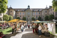 Buntes Treiben im Innenhof des Generationenhauses (Bild: Pascale Amez, 2019) .