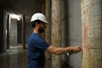 Sägeaktion Warmbächli: Christoph Franz bei der Auswahl der Baumstämme (Foto: Jürg Curschellas).
