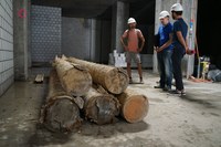 Sägeaktion Warmbächli: Künstlerduo und Mitarbeiter der Sägerei bei der Baumauswahl (Foto Jürg Curschellas).