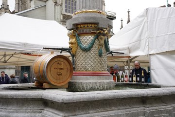 Brunnen und Fass «Le Neuveville nouveau 2018». Vergrösserte Ansicht