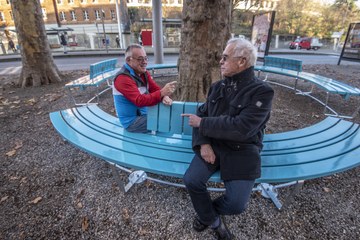 Dani von Gunten (Laden Loryplatz) und Urs Emch (IG Loryplatz) (v.l.) auf der Rundbank | Bild Alexander Egger (im Auftrag des Tiefbauamts der Stadt Bern). Vergrösserte Ansicht