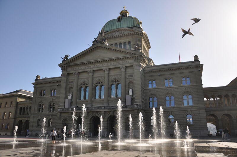 Das Bild zeigt das Wasserspiel auf dem Bundesplatz