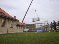 Platzierung eines Moduls mit Kran Bild Hochbau Stadt Bern