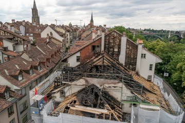 Der Dachstock des Morellhaus ist ausgebrannt. (Bild: Berufsfeuerwehr Bern). Vergrösserte Ansicht