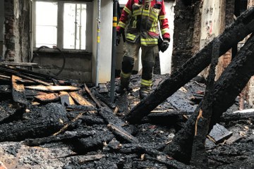 Dank dem Einsatz der Berufsfeuerwehr konnten weitere Schäden vermieden werden. (Bild: Berufsfeuerwehr Bern). Vergrösserte Ansicht