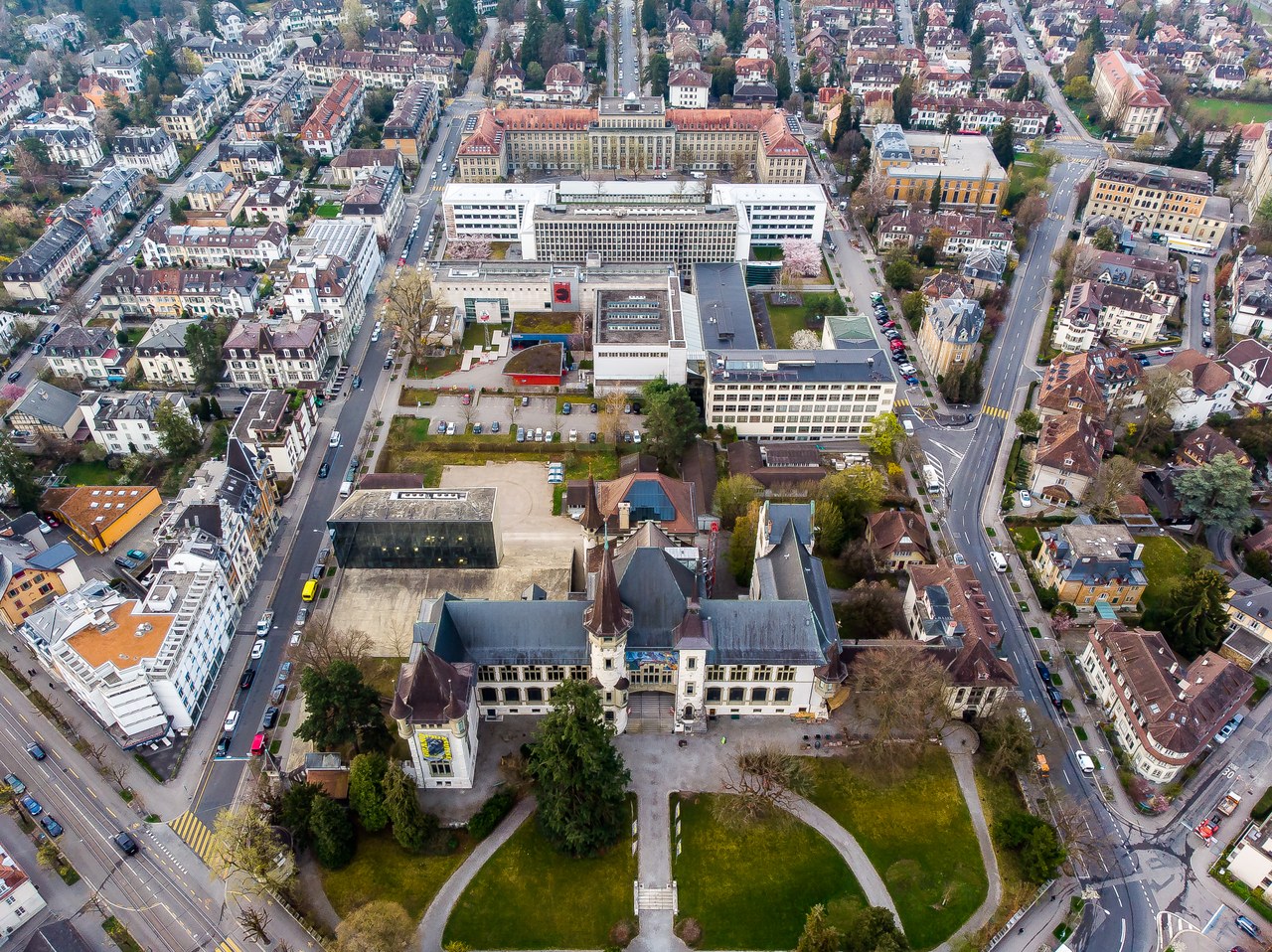 Das Luftbild zeigt das Museumsquartier Kirchenfeld mit dem Historischen Museum im Vordergrund.