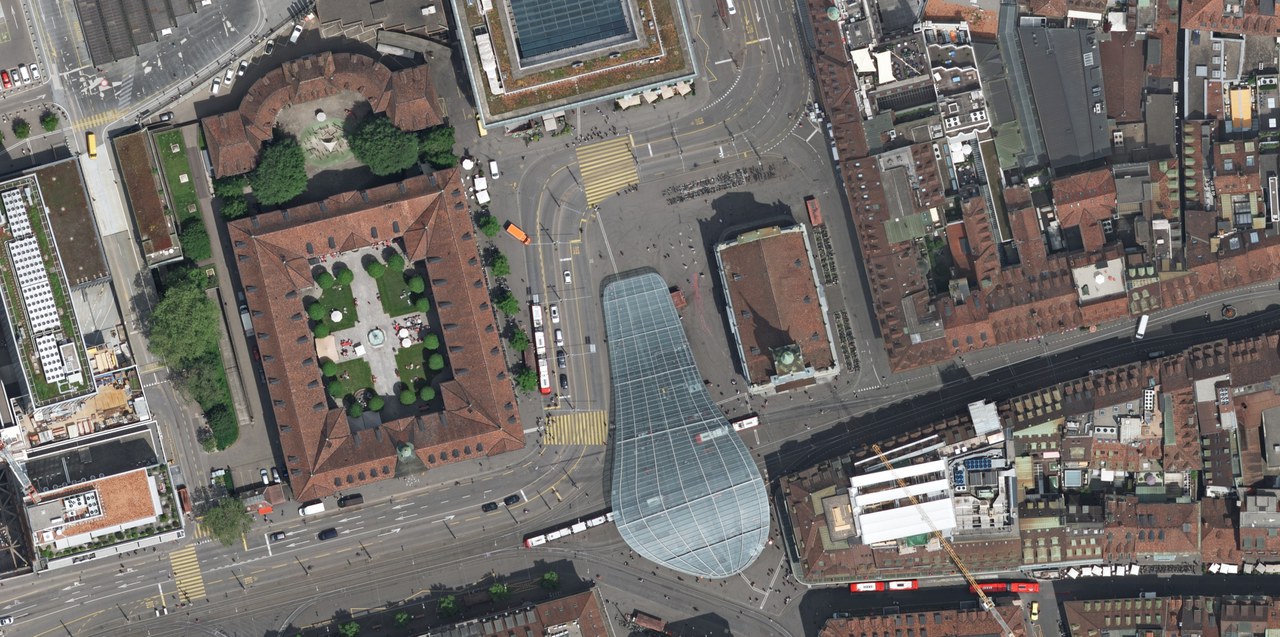 Luftbild des Bahnhofplatzes in Bern.