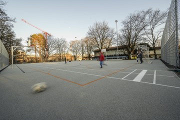 Volksschule Steigerhubel Allwetterplatz Bild Joel Schweizer. Vergrösserte Ansicht