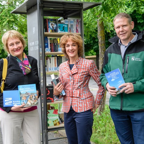 Bücherschränke v.l Christine Eggenberg, Ursula Wyss, Christoph Schärer Bild Béatrice Devènes