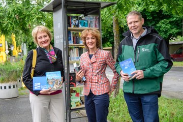 Bücherschränke v.l Christine Eggenberg, Ursula Wyss, Christoph Schärer Bild Béatrice Devènes. Vergrösserte Ansicht