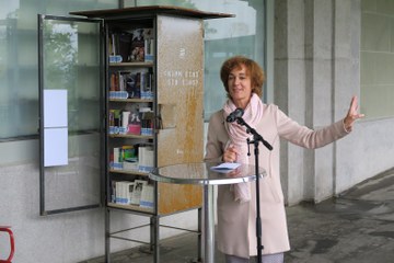 Eröffnung offene Bücherschränke mit Gemeinderätin Ursula Wyss klein. Vergrösserte Ansicht