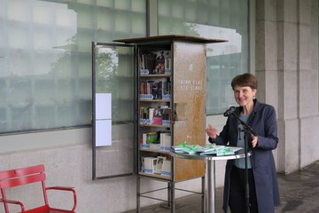 Eröffnung offene Bücherschränke mit Gemeinderätin Franziska Teuscher klein. Vergrösserte Ansicht