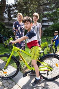 Kinderveloverleih | Gemeinderätinnen mit Jungen ©Marco Zanoni