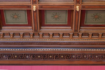 Bubenbergplatz 3: Wiederhergestellte Kassettendecke mit goldenen Pinienzapfen im zentralen nördlichen Zimmer im ersten Obergeschoss. (© Fotografie Stampfli). Vergrösserte Ansicht