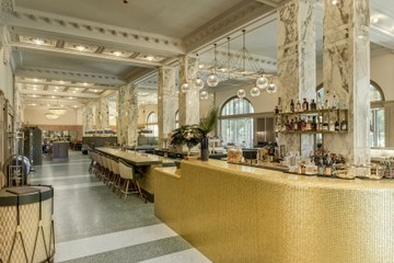 Herrengasse 25 (Casino): Originalgetreu wiederhergestellter Saal des Restaurants mit Stuckdecke und marmorverkleideten Doppelpfeilern. (© Alexander Gempeler). Vergrösserte Ansicht