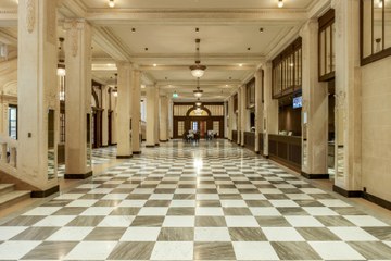 Herrengasse 25 (Casino): Foyer mit den freigelegten originalen Oberflächen, die eine Natursteinsichtigkeit imitieren. (© Alexander Gempeler) . Vergrösserte Ansicht