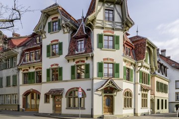 Schifflaube 50/52: Wiederhergestellte Aussenfassaden an der Ecke Badgasse und Schifflaube im Stil des romantischen Historismus. (© Alexander Gempeler). Vergrösserte Ansicht