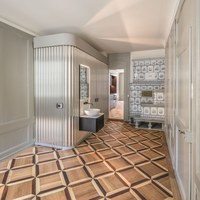 Kramgasse 59/Münstergasse 54 - Zimmer mit Badezimmerbox und Gnehm-Ofen 2. Obergeschoss (© Roland Trachsel Fotografie, 2021)