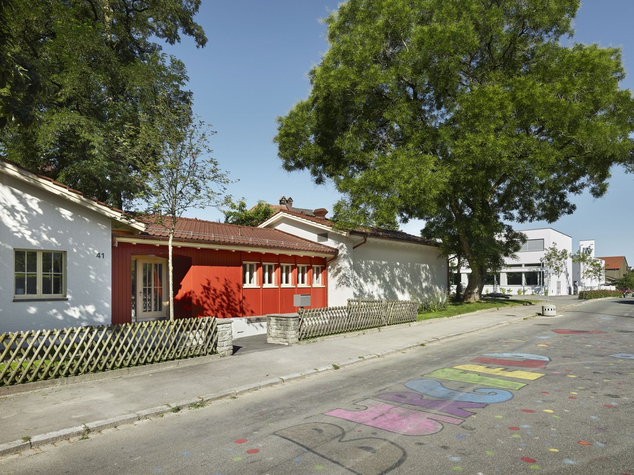 Bild der Quartierschule Burgfeld mit saniertem Kindergarten und dem umgebauten Kirchgemeindehaus. Bild: Damian Poffet.