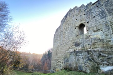 Mauer der Hauptburg Grasburg. Vergrösserte Ansicht