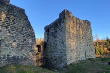 Vorburg der Ruine Grasburg. Vergrösserte Ansicht