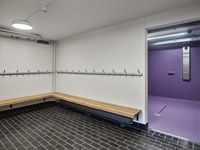 Garderobe Turnhalle Gäbelbach, Foto: Damian Poffet