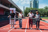 Gruppenfoto Matyas Kobrehel, Ditaji Kambundji, Mujinga Kambundji, Franziska Teuscher beim Schneiden des Bandes
