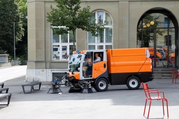 Strassenreinigungsmaschine mit Elektroantrieb klein. Vergrösserte Ansicht