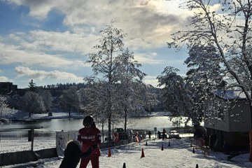 Skiunterricht auf der Skipiste im Weyermannshaus. Vergrösserte Ansicht