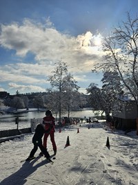 Skiunterricht auf der Skipiste im Weyermannshaus