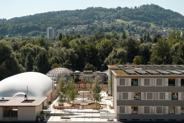 Blick von der Monbijoubrücke auf die Schulanlage (Quelle: Stadt Bern). Vergrösserte Ansicht