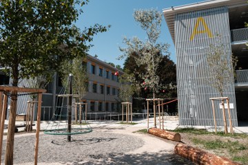  Pausenplatz mit Spielgeräten (Quelle: Stadt Bern). Vergrösserte Ansicht