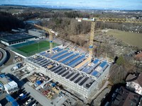 Luftbild: Schwimmhalle Neufeld, Blick Richtung Neufeld-Stadion (Bild: Thomas Kaspar, Hochbau Stadt Bern)