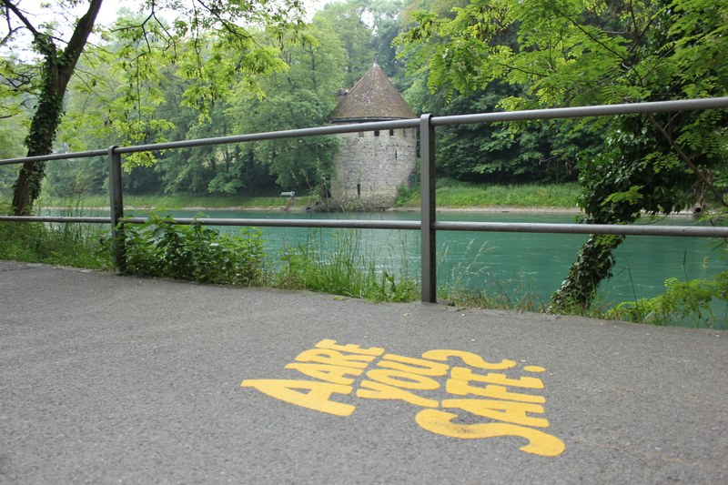 Bild Slogan "Aare you safe" beim Blutturm an der Aare.