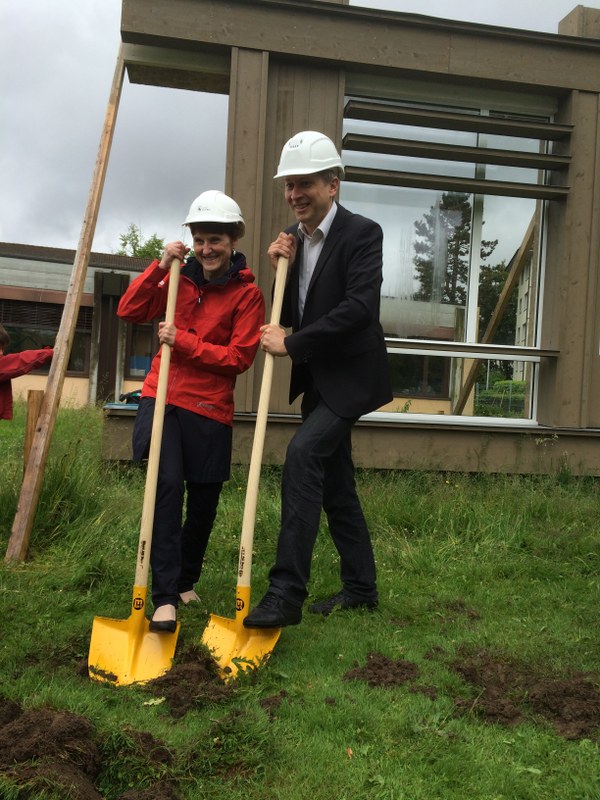 Bild Spatenstich Volksschule Manuel, Franziska Teuscher und Thomas Pfluger.