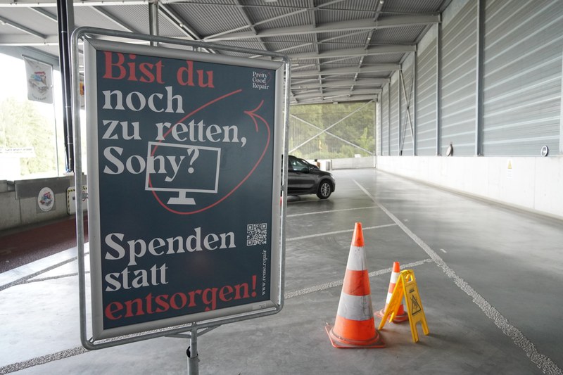 Plakat von "Pretty Good Repair": Bist du noch zu retten, Sony? Spenden statt entsorgen!