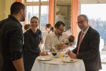 Stadtpraesdident A.Tschaeppaet im Gepraech mit einer jungen Familie. Vergrösserte Ansicht