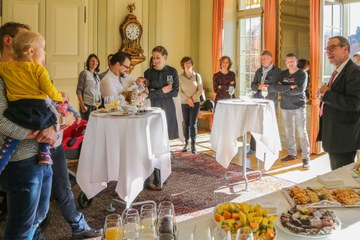 Stadtpraesident A.Tschaeppaet begruesst Gaeste im Erlacherhof. Vergrösserte Ansicht