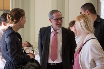 Stadtpraesident A.Tschaeppaet im Gespraech mit Neuzuzueger. Vergrösserte Ansicht