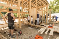 Bild 3 Schulkinder beim Bau Spielplatz Dählhölzli
