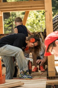 Bild 4 Schulkinder beim Bau Spielplatz Dählhölzli