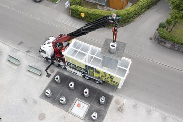Drohnenaufnahme Fahrzeug an Entsorgungsstelle quer 2 (Bild Rob Lewis). Vergrösserte Ansicht