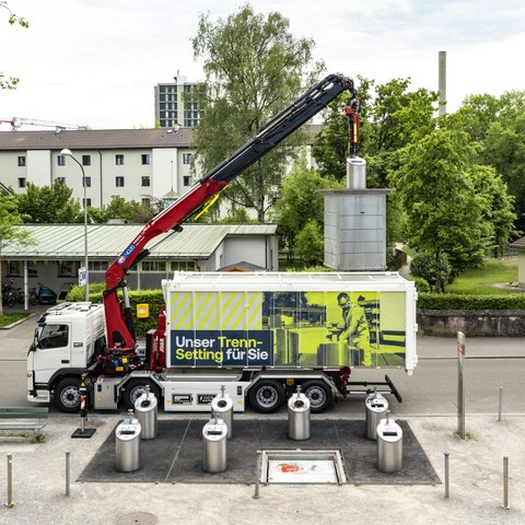 Drohnenaufnahme Fahrzeug an Entsorgungsstelle quer (Bild Rob Lewis)