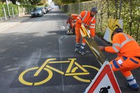 Grosse Piktogramme verdeutlichen die Velostrasse Bild Verkehrsplanung Stadt Bern