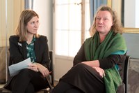 Gesprächsrunde, Itziar Marañón, Projektleiterin KI und Ursula Heitz, Leiterin KI