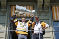 Mark Streit und Alec von Graffenried mit Stanley Cup