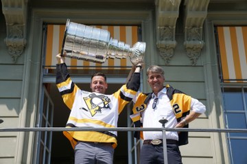 Mark Streit und Alec von Graffenried mit Stanley Cup (JPG, 4,4 MB). Vergrösserte Ansicht