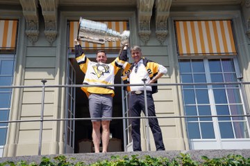 Mark Streit und Alec von Graffenried mit Stanley Cup im Erlacherhof (JPG, 7,5 MB). Vergrösserte Ansicht