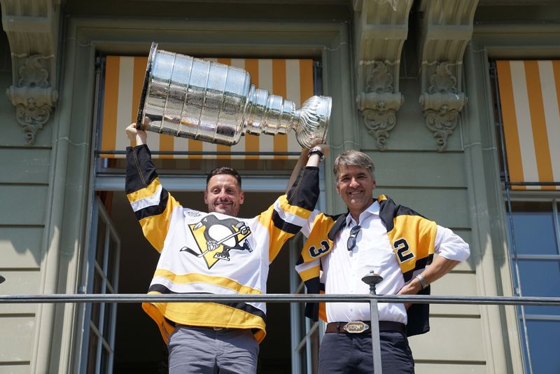 Mark Streit und Stadtpräsident Alec von Graffenried mit Stanley Cup im Erlacherhof.